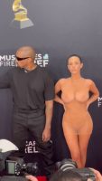 Kanye West để vợ Bianca Censori lột đồ khỏa thân bú frame