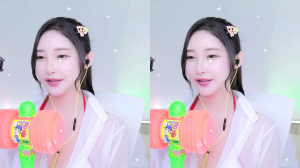 Em gái Hàn Hidana thích chơi súng nước và lắc mông theo nhạc